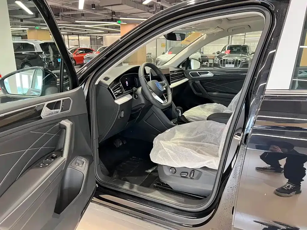 Volkswagen Tiguan L New Energy — фото 10