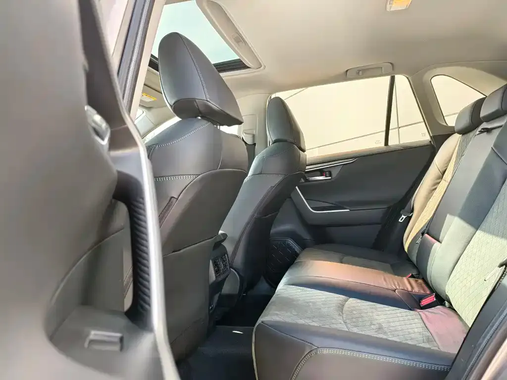 Toyota RAV4 — фото 2