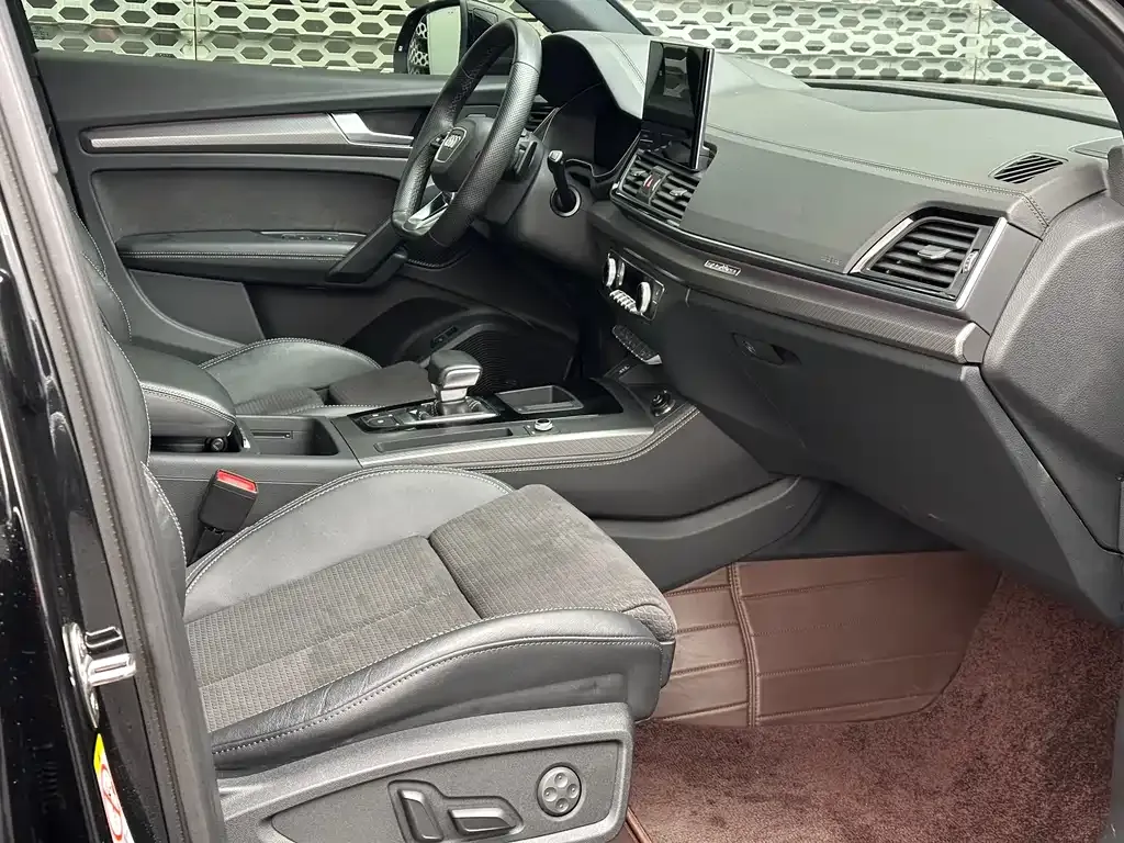 Audi Q5L Sportback — фото 7
