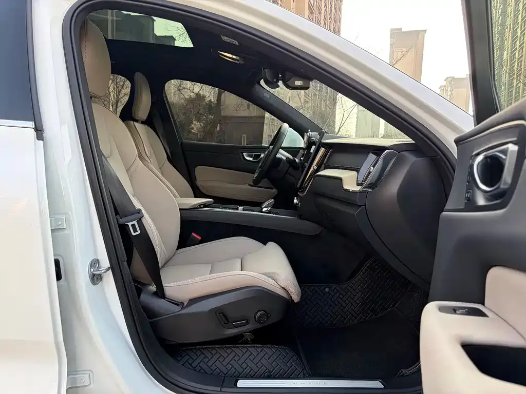 Volvo XC60 2025 из CN, фото 6