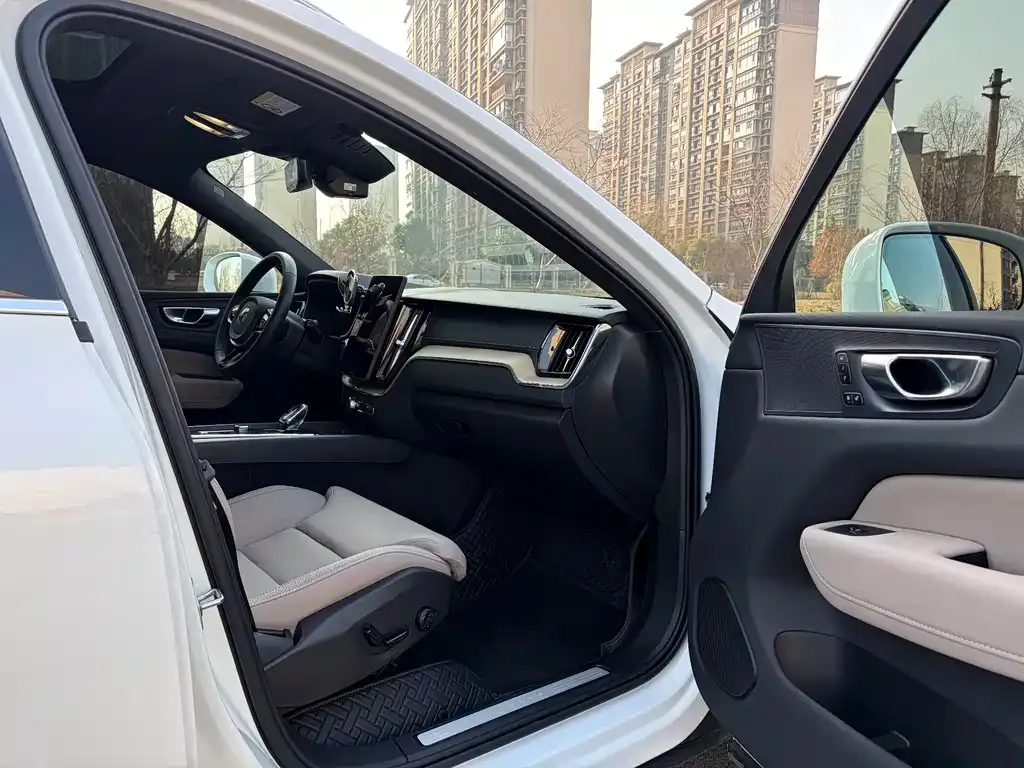Volvo XC60 2025 из CN, фото 4