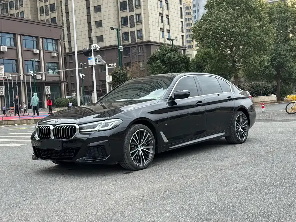 BMW 5 Series — фото 1