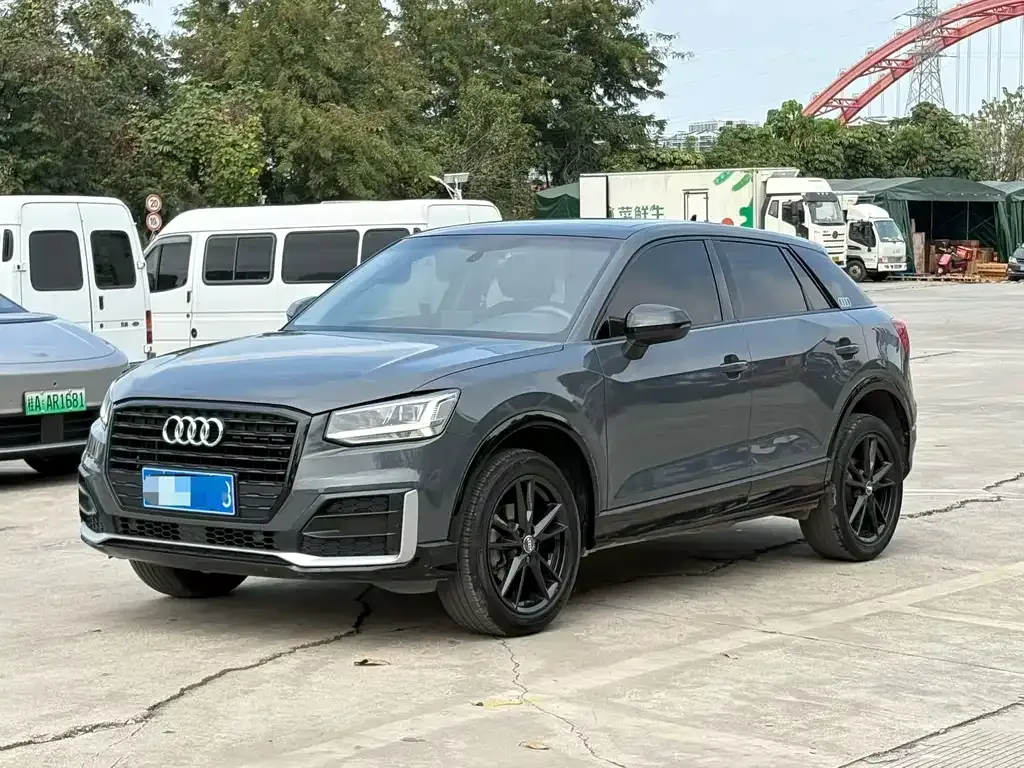 Audi Q2L — фото 1