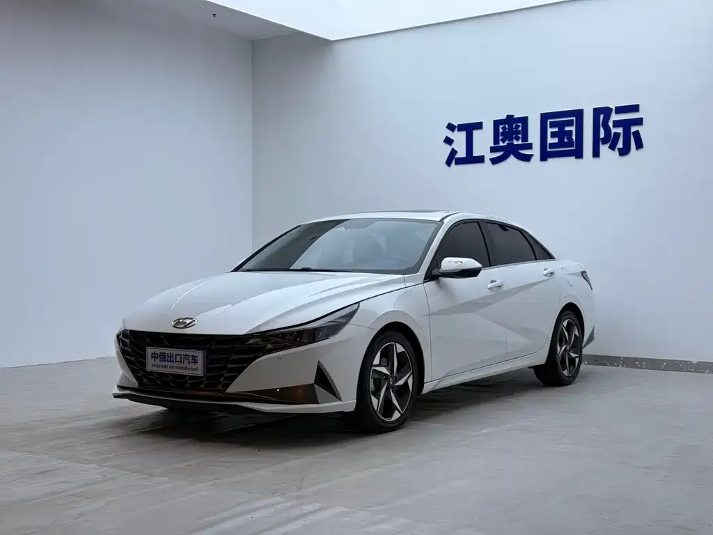 Hyundai Elantra — фото 1