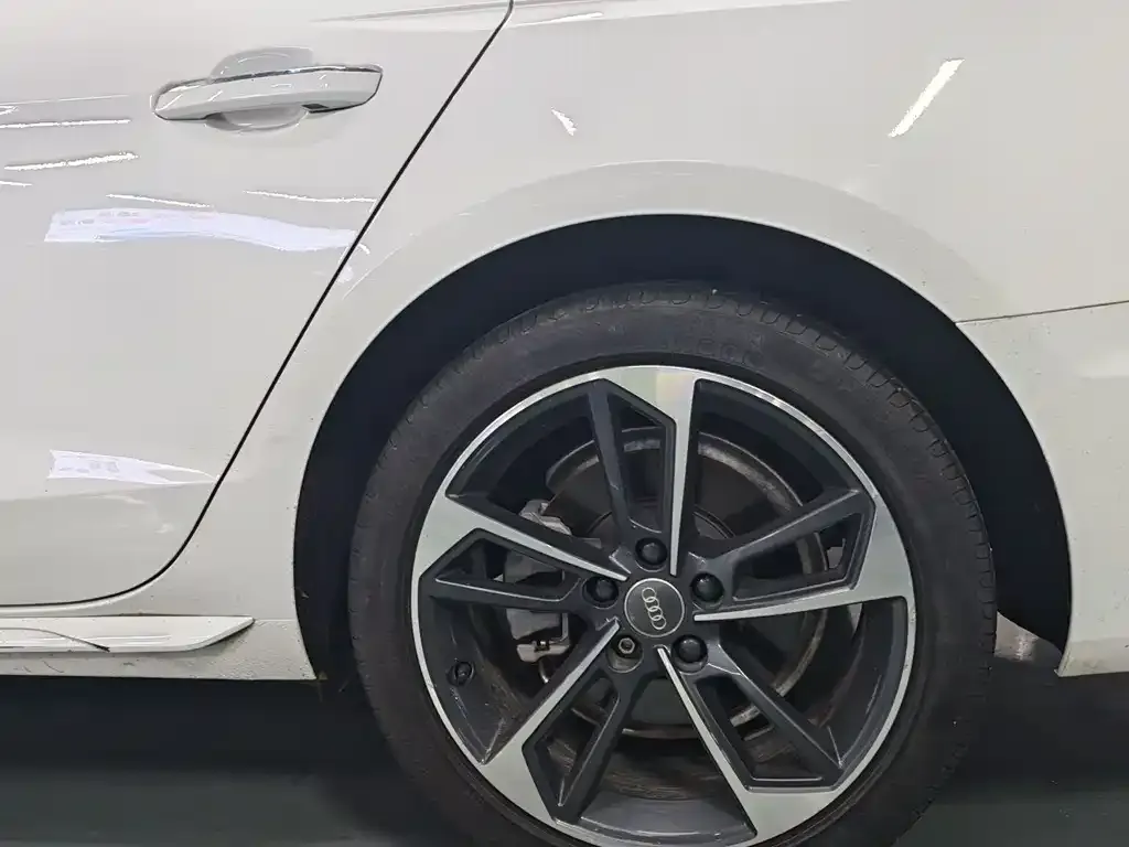 Audi A4L 2021 из CN, фото 3