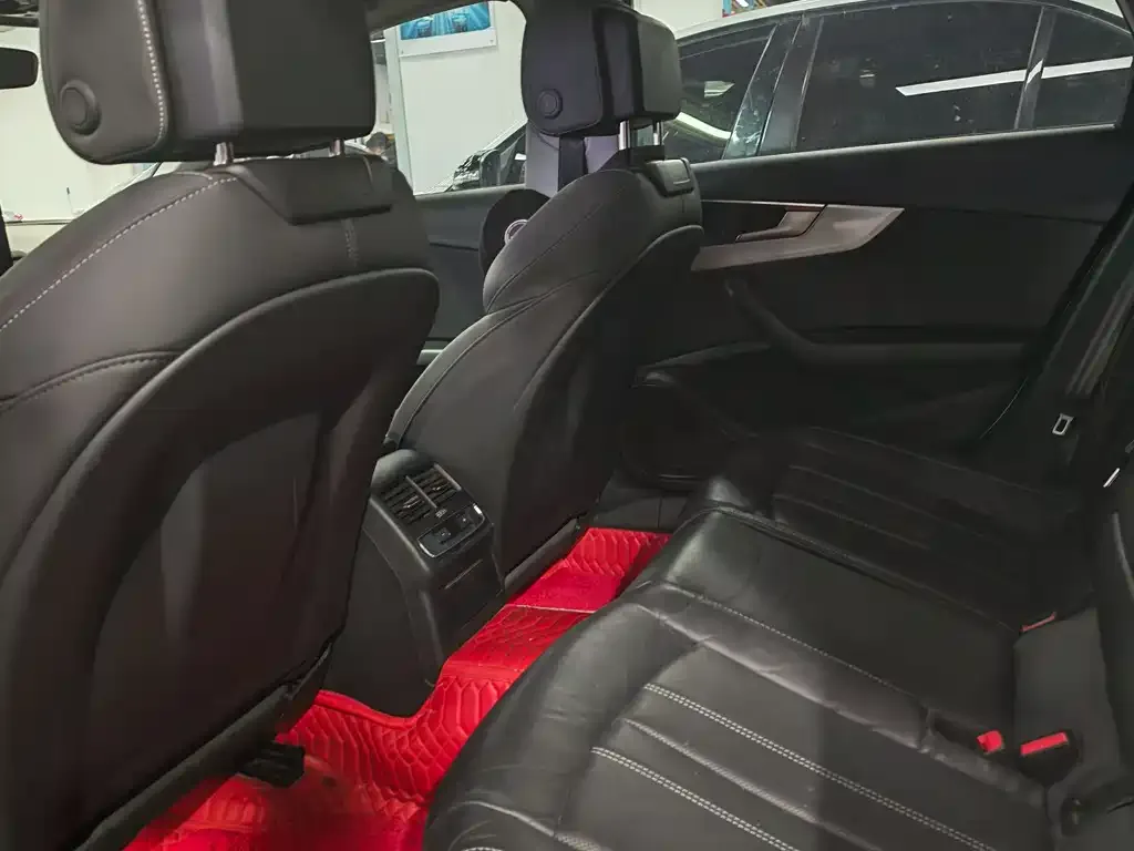 Audi A4L 2021 из CN, фото 5