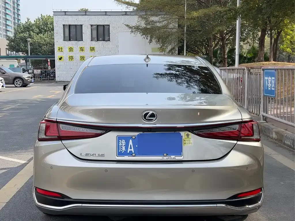 Lexus ES — фото 10