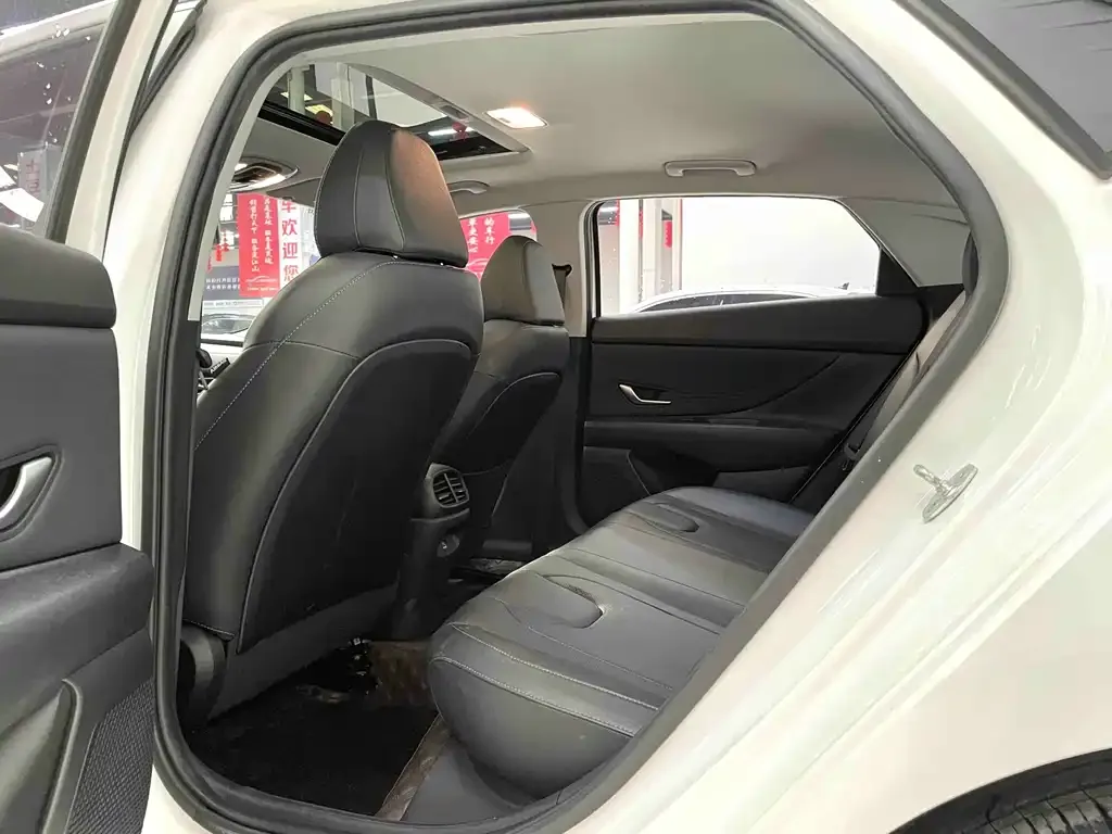 Hyundai Elantra 2023 из CN, фото 2