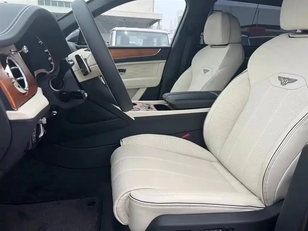 Bentley Bentayga 2024 из CN, фото 6