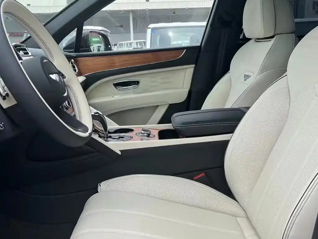 Bentley Bentayga 2024 из CN, фото 5