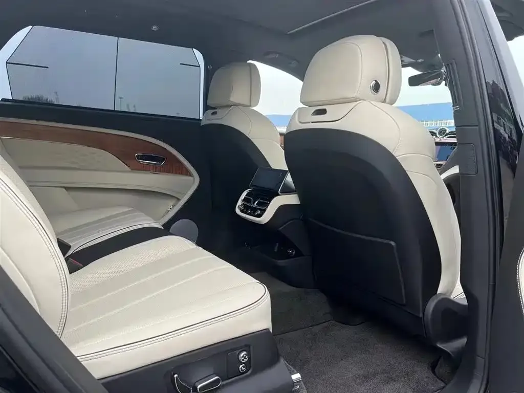 Bentley Bentayga 2024 из CN, фото 2