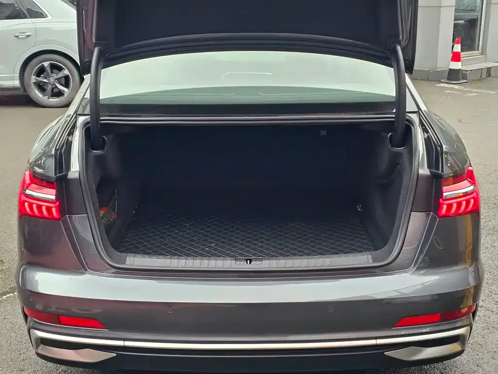 Audi A6L 2023 из CN, фото 4
