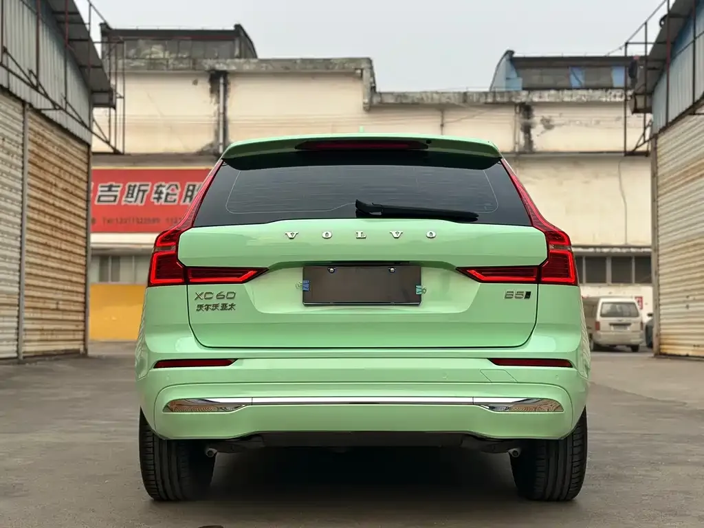 Volvo XC60 — фото 9