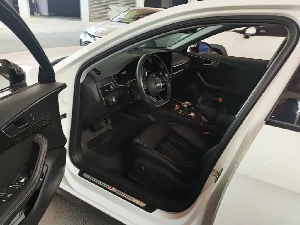 Audi A4L 2022 из CN, фото 2