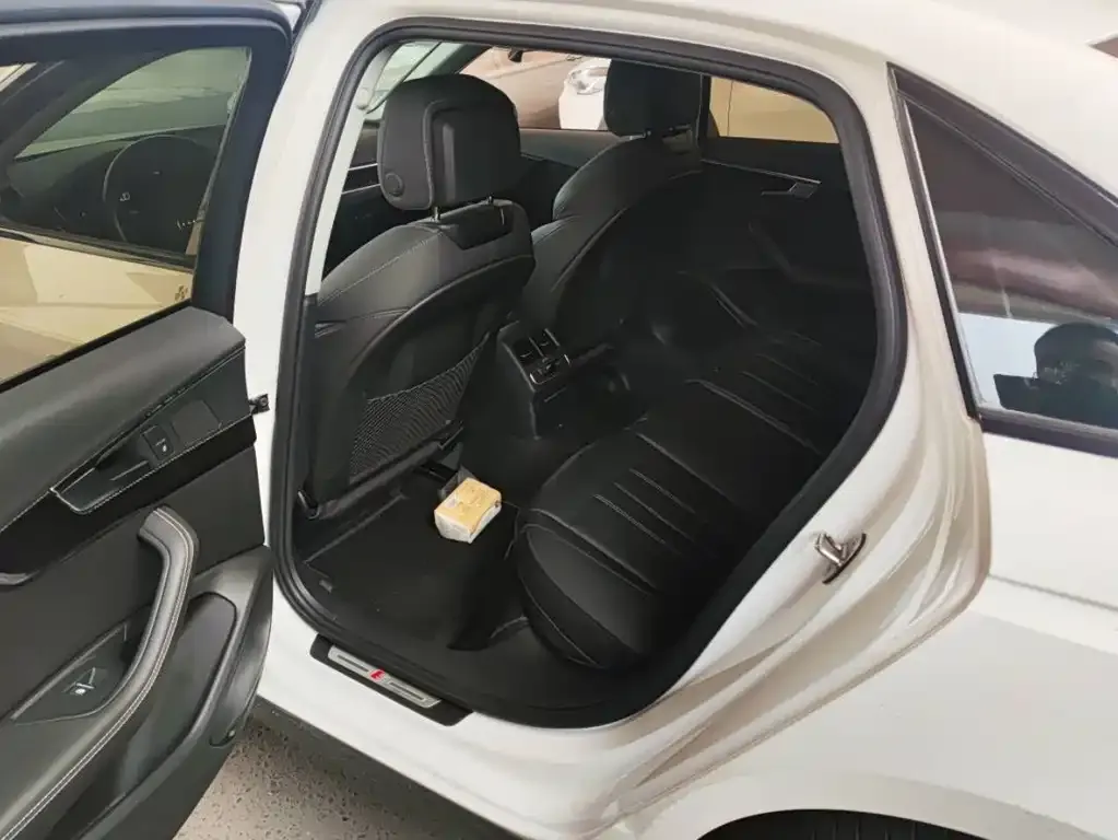 Audi A4L 2022 из CN, фото 8