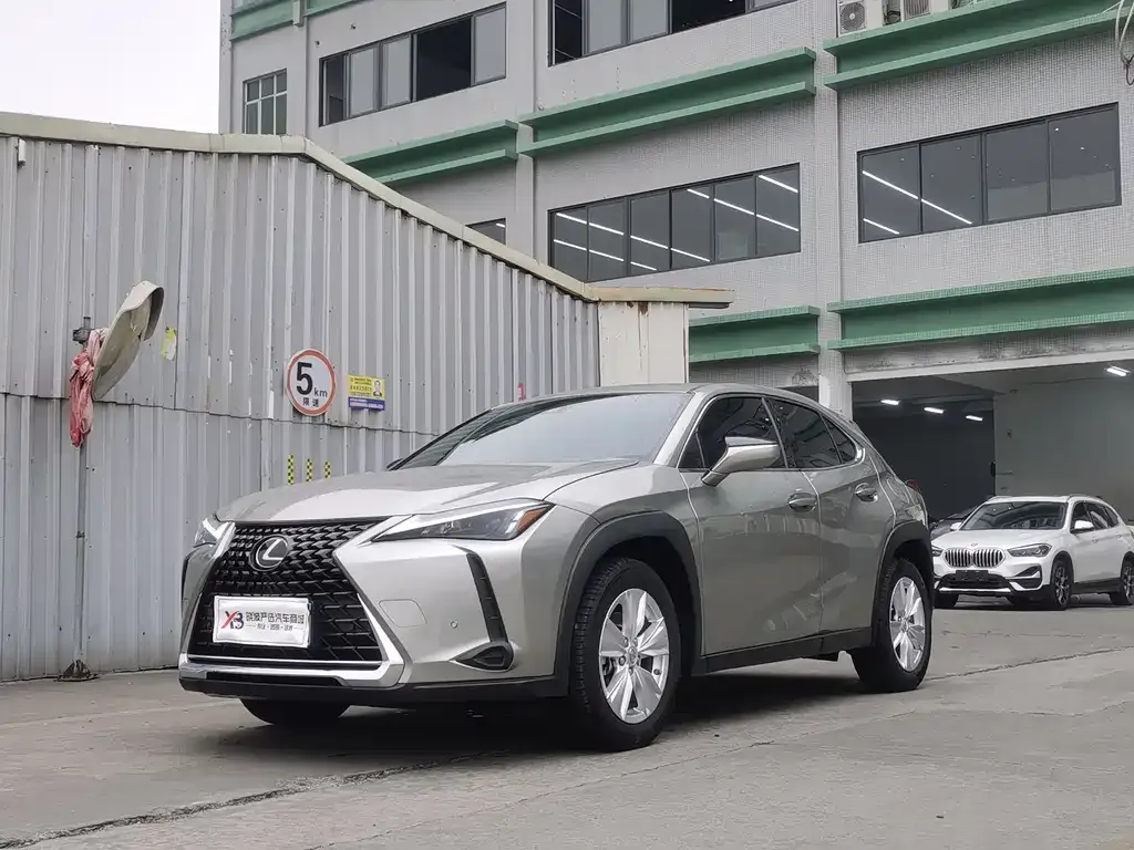 Lexus UX — фото 1