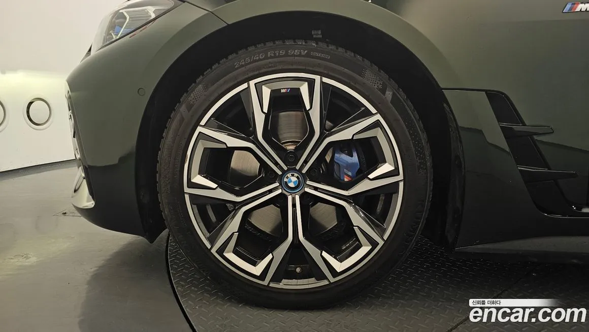 BMW i4 — фото 8
