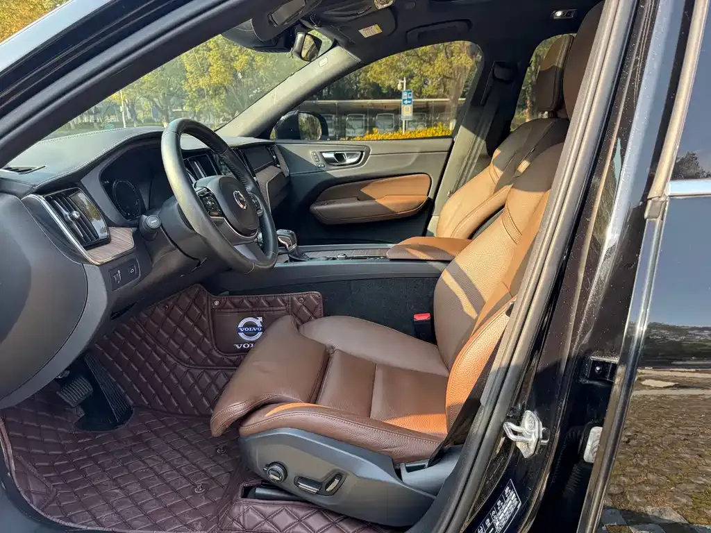 Volvo XC60 2021 из CN, фото 8