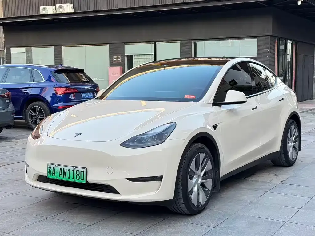 Tesla Model Y — фото 1