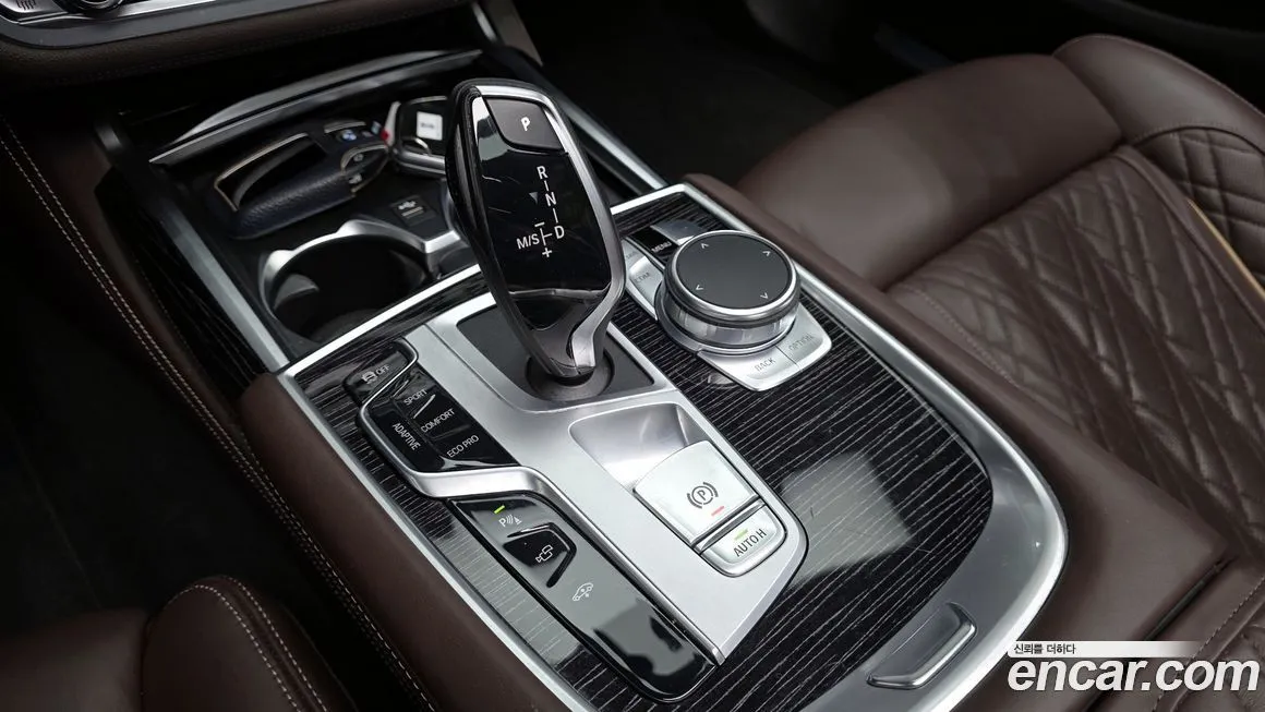 BMW 7-Series — фото 10