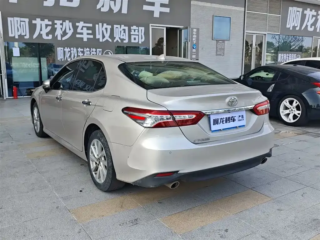 Toyota Camry — фото 5