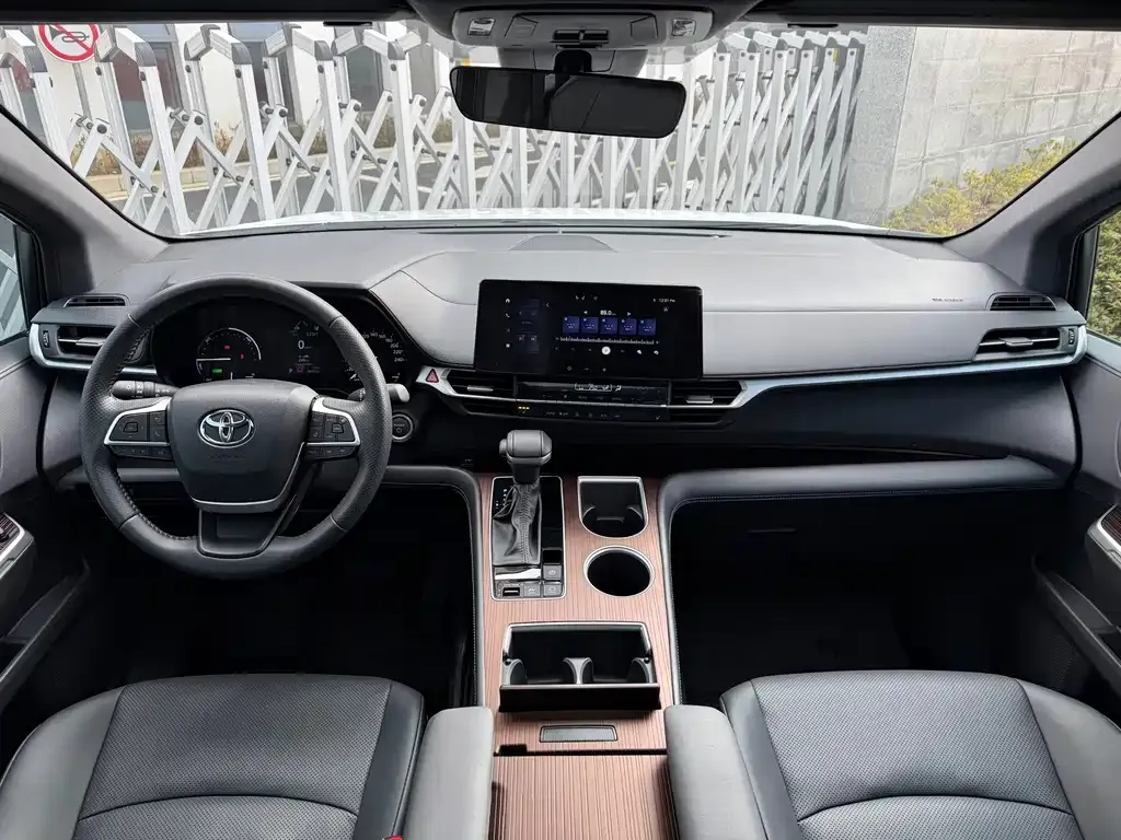 Toyota Sienna 2025 из CN, фото 3