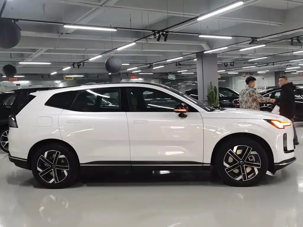 Volvo XC70 Plug-in Hybrid — фото 7