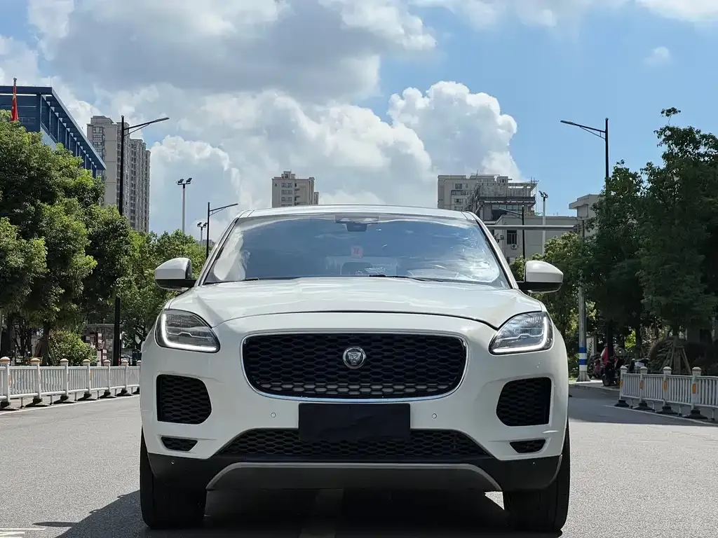 Jaguar E-PACE — фото 6