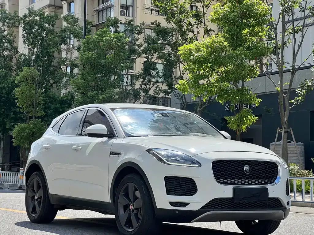 Jaguar E-PACE — фото 10