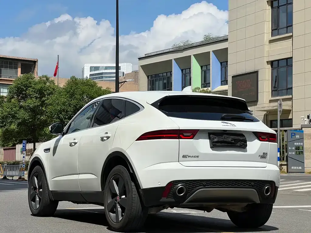 Jaguar E-PACE — фото 5