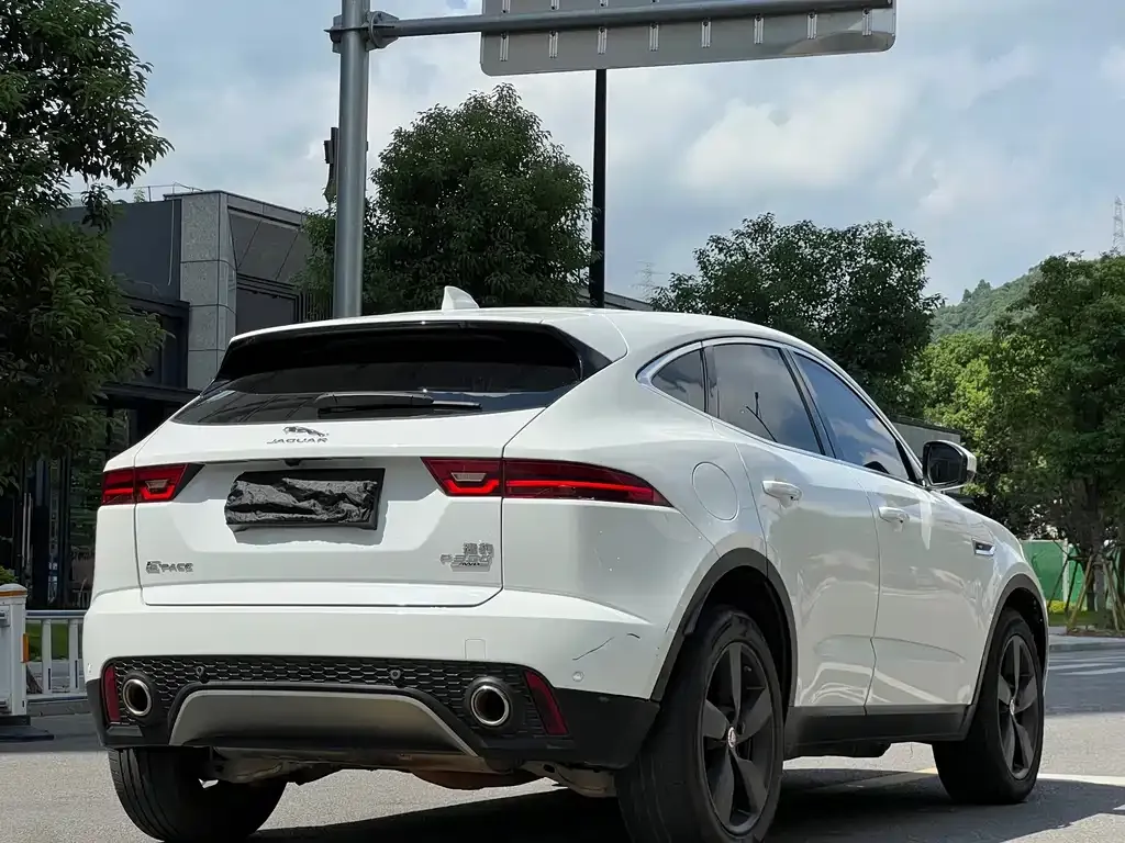 Jaguar E-PACE — фото 7