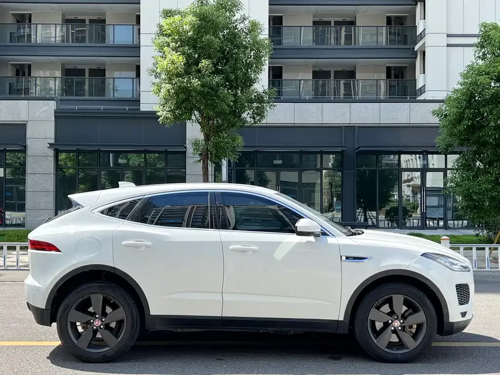 Jaguar E-PACE — фото 8