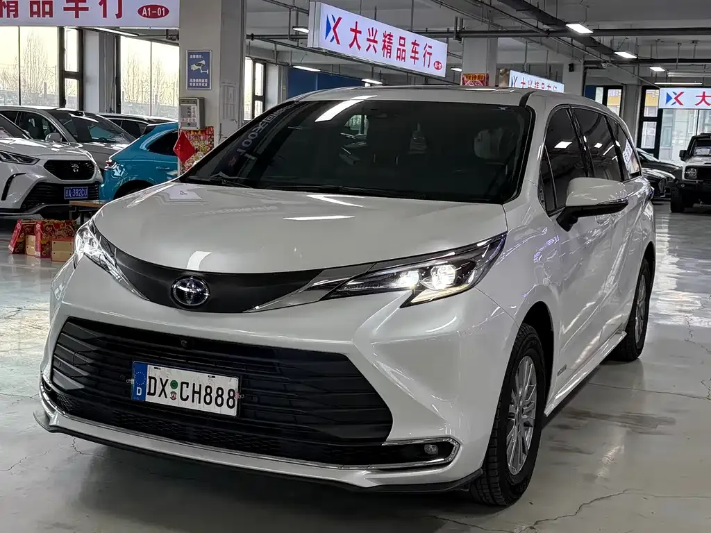 Toyota Sienna 2023 из CN, фото 1
