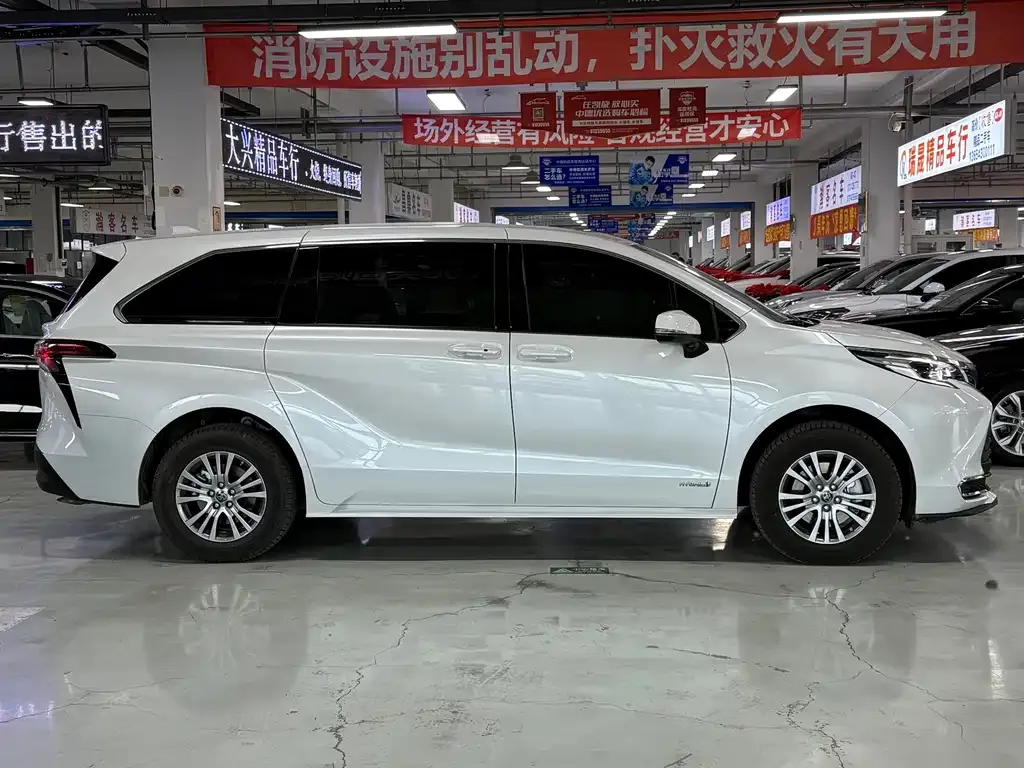 Toyota Sienna 2023 из CN, фото 3