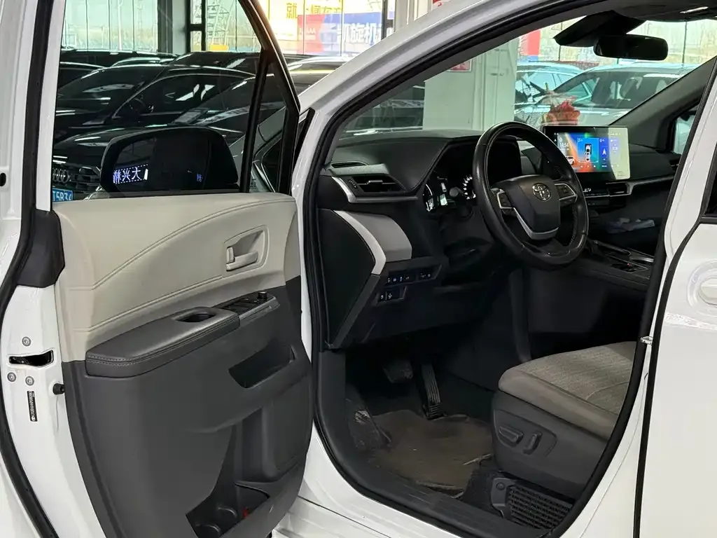 Toyota Sienna 2023 из CN, фото 2