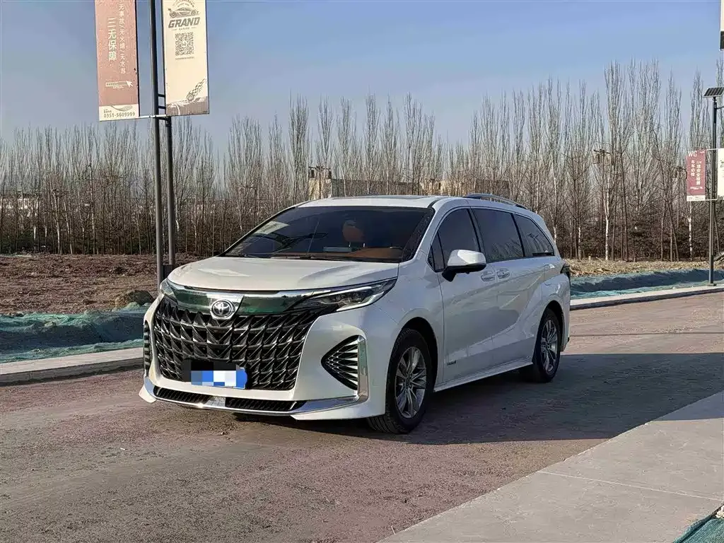 Toyota Sienna 2023 из CN, фото 1