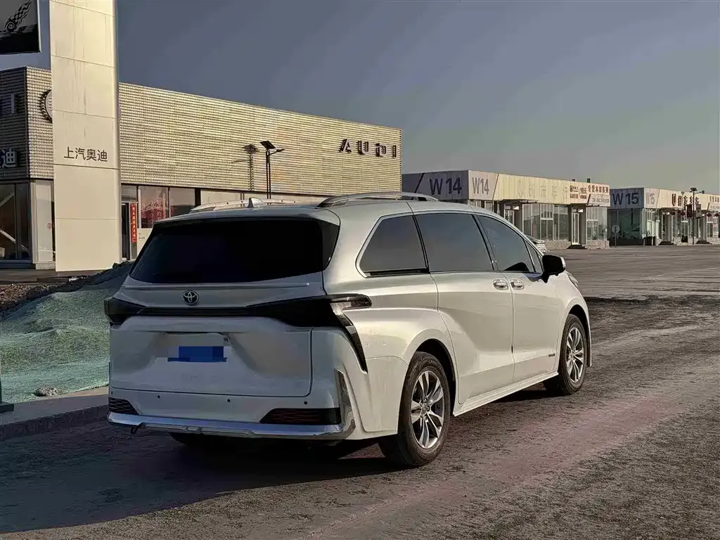 Toyota Sienna 2023 из CN, фото 3
