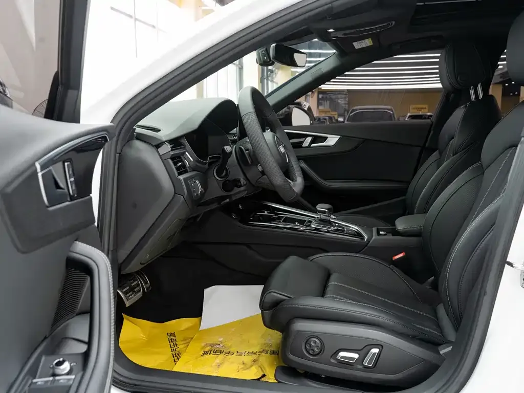 Audi A4L 2024 из CN, фото 6