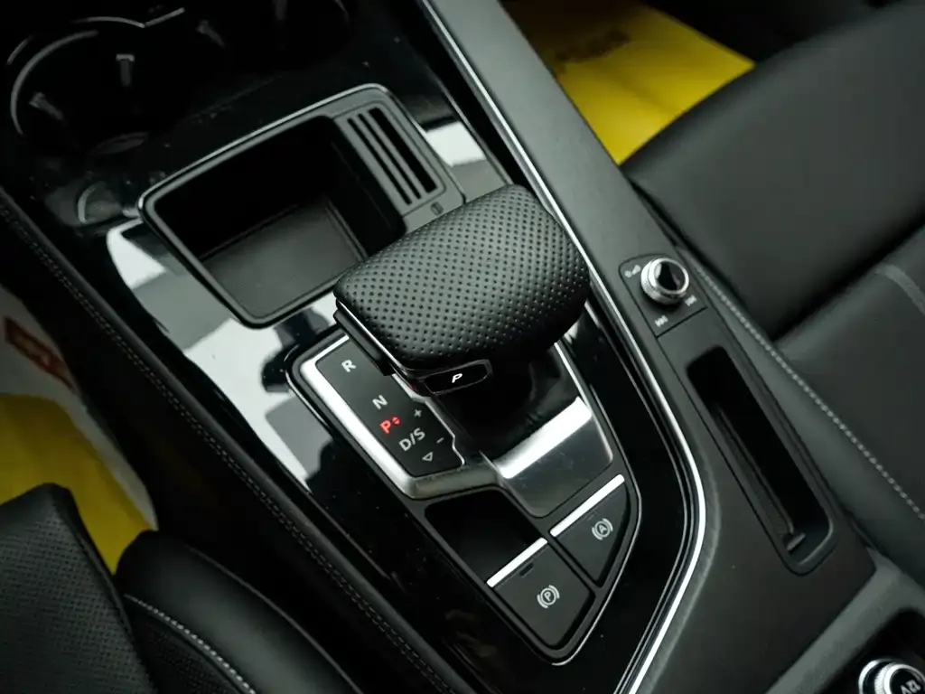Audi A4L 2024 из CN, фото 7