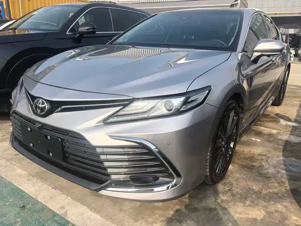 Toyota Camry — фото 1