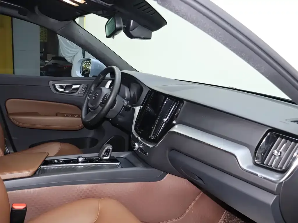 Volvo XC60 — фото 10