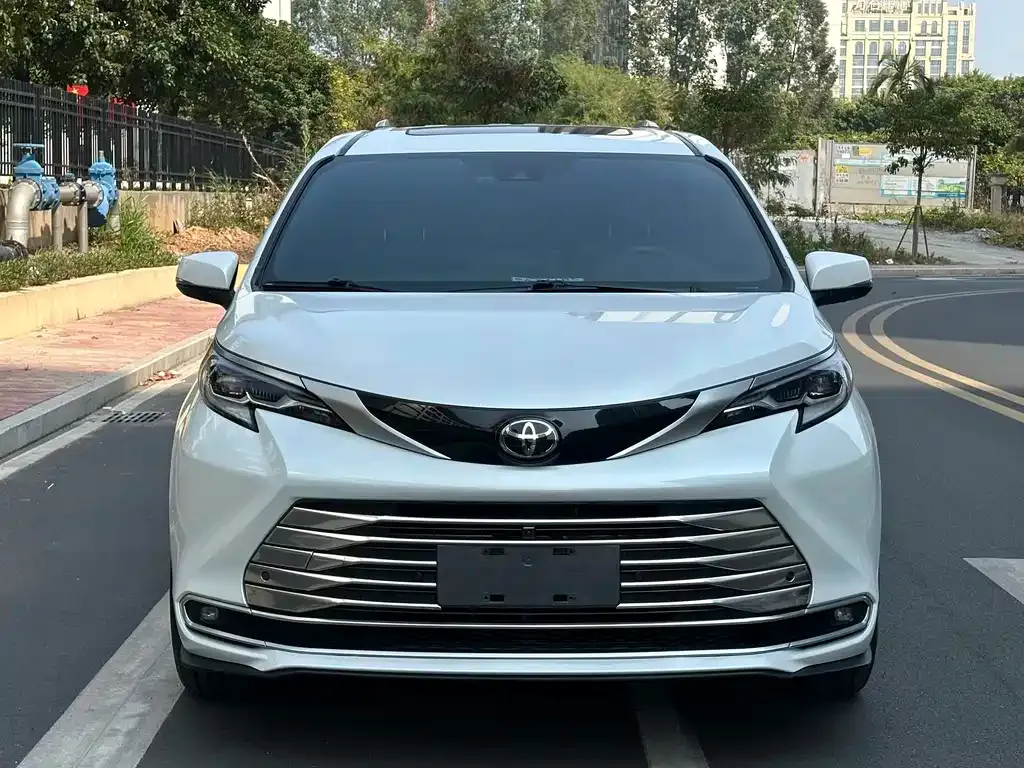 Toyota Sienna 2024 из CN, фото 2