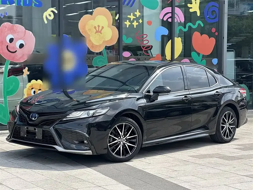 Toyota Camry — фото 1