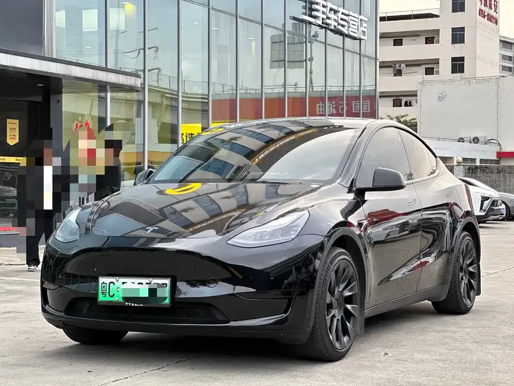 Tesla Model Y — фото 1