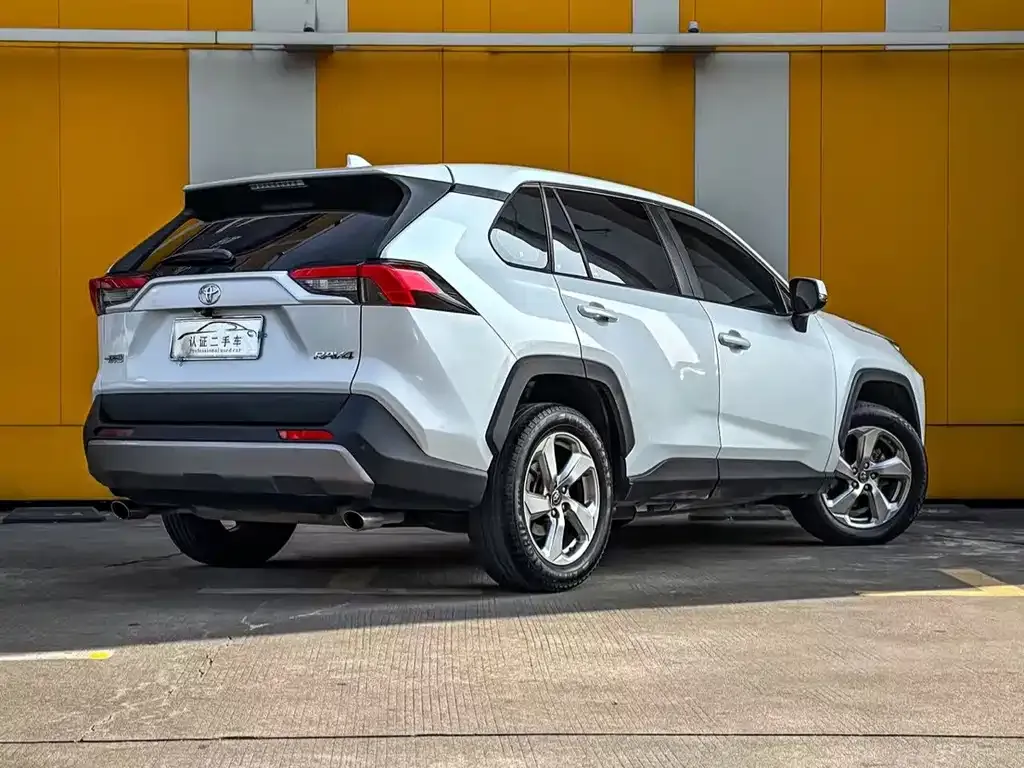 Toyota RAV4 — фото 3