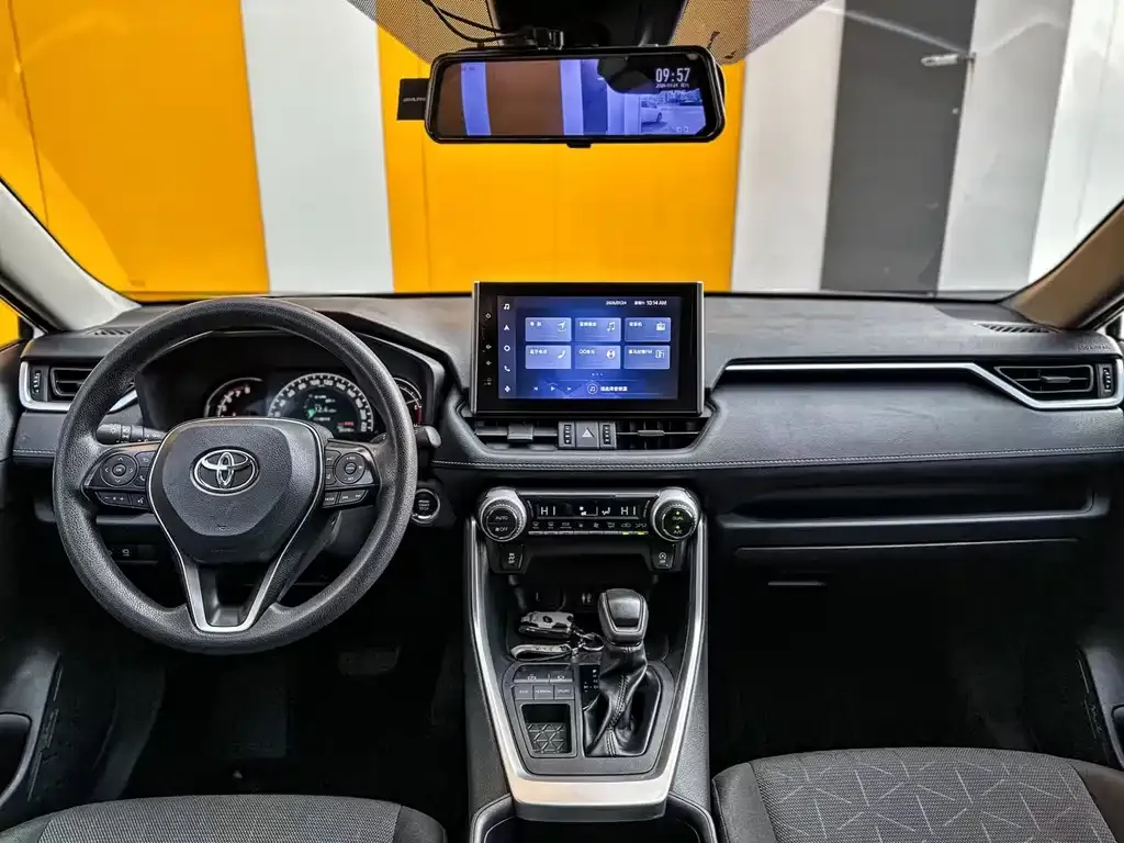 Toyota RAV4 — фото 4