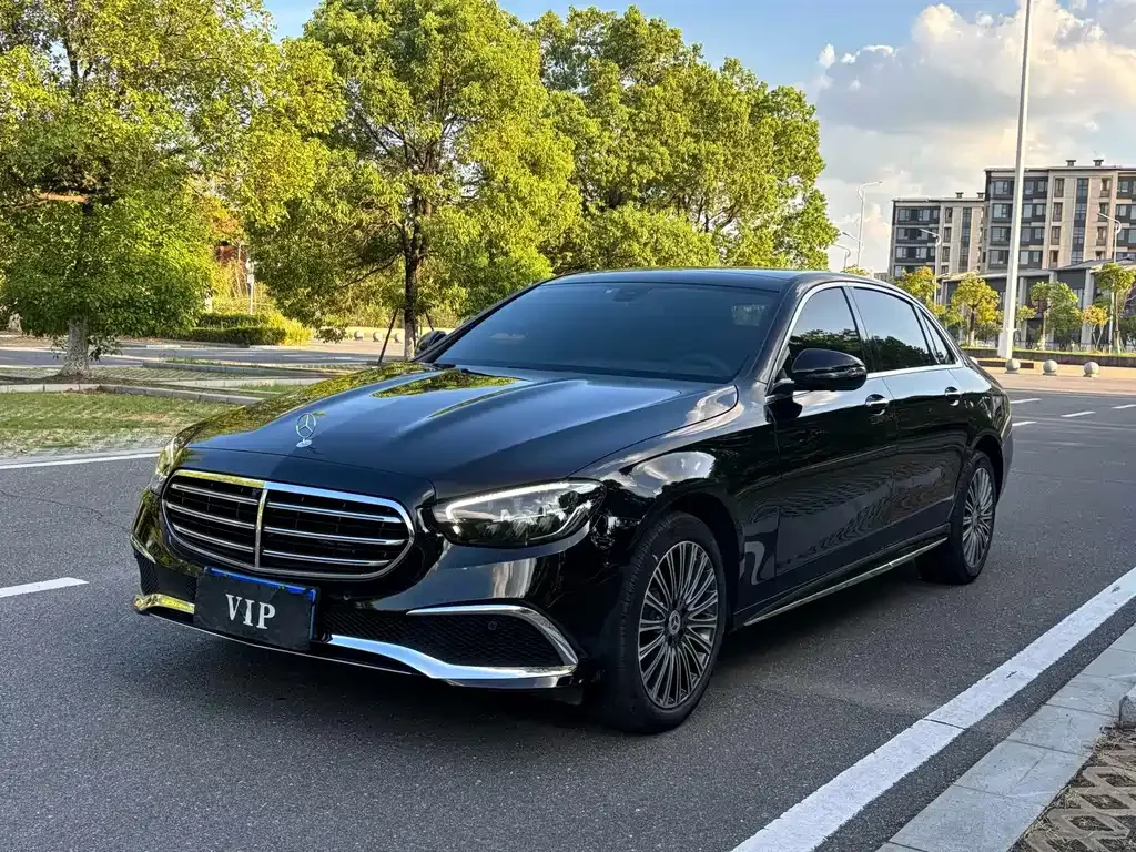 Mercedes-Benz E-Class — фото 1