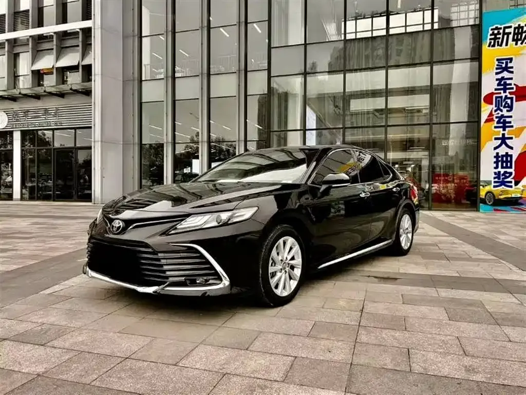 Toyota Camry — фото 1