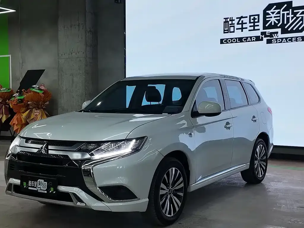 Mitsubishi Outlander 2023 из CN, фото 1