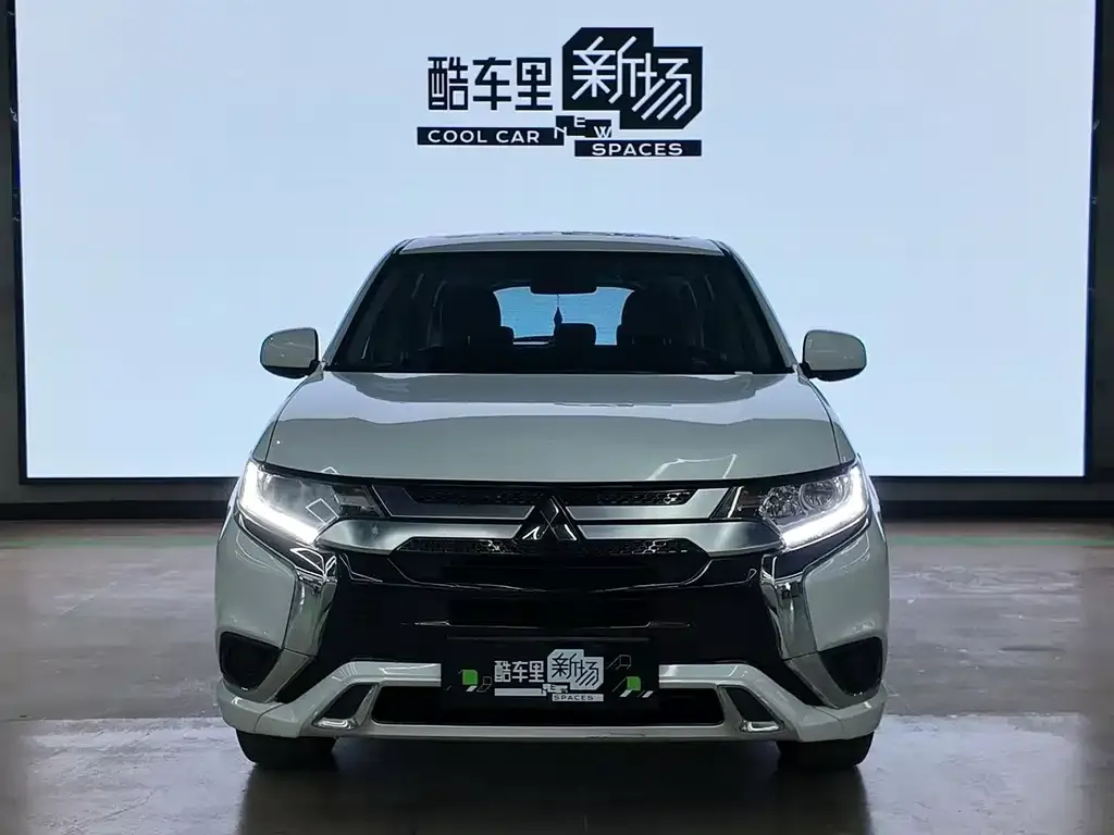 Mitsubishi Outlander 2023 из CN, фото 2